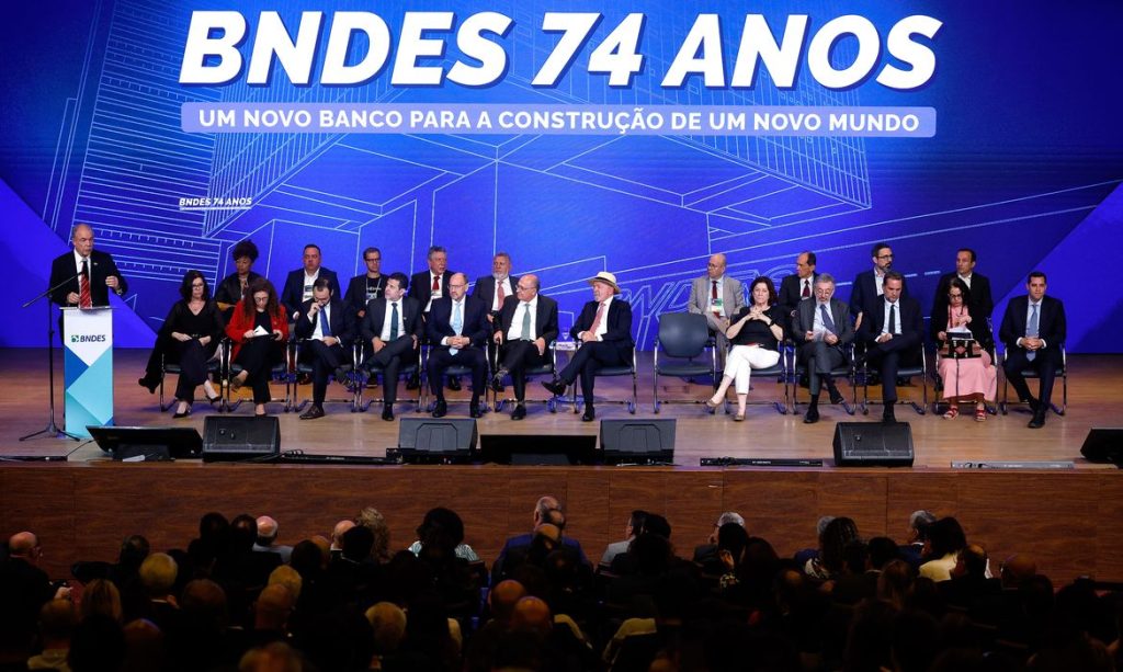 Rio de Janeiro (RJ), 22/06/2026 - A presidente da Petrobras Magda Chambriard fala durante evento. O presidente da República, Luiz Inácio Lula da Silva, participa da cerimônia de anúncios de ampliação dos investimentos no âmbito da Nova Indústria Brasil (NIB), além de parceria entre BNDES e Petrobras para pesquisa sobre minerais críticos e estratégicos, no Teatro BNDES, centro da cidade.   Foto: Tânia Rêgo/Agência Brasil