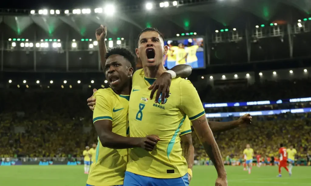 Bruno Guimarães e Vinícius Jr celebram gol do Brasil contra o Panamá
31 de maio de 2026      REUTERS/Ricardo Moraes