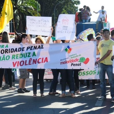 Ativistas, conselheiros tutelares, coletivos, fóruns e organizações da sociedade civil participam de caminhada contra a redução da maioridade penal, na Esplanada dos Ministérios (José Cruz/Agência Brasil)
