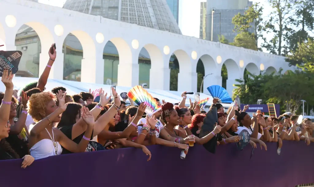 Rio de Janeiro (RJ), 28/06/2026 - 4ª edição da Parada LGBTQIAPN+ da Lapa, com o tema Nosso Orgulho Também se Defende nas Urnas, marca o Dia Internacional do Orgulho LGBTQIAPN+, nos Arcos da Lapa. Foto: Rovena Rosa/Agência Brasil