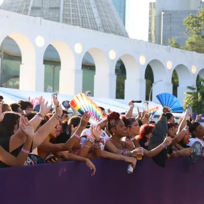 Rio de Janeiro (RJ), 28/06/2026 - 4ª edição da Parada LGBTQIAPN+ da Lapa, com o tema Nosso Orgulho Também se Defende nas Urnas, marca o Dia Internacional do Orgulho LGBTQIAPN+, nos Arcos da Lapa. Foto: Rovena Rosa/Agência Brasil