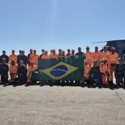 Equipe de Bombeiros de São Paulo e Minas Gerais que embarcou no quarto vôo de ajuda humanitária do Brasil para Venezuela para ajudar na busca de vítimas de terremoto. 
Foto: Corpo de Bombeiros SP/Divulgação