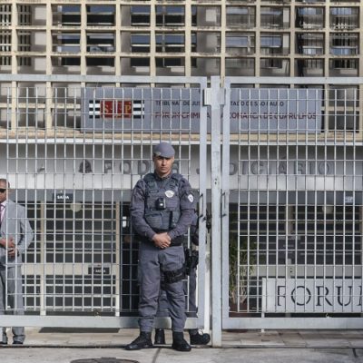 Guarulhos (SP), 22/06/2026 - Julgamento dos acusados da morte de Vinícius Gritzbach começa hoje, em Guarulhos, o julgamento dos três policiais militares acusados de matar Vinícius Gritbach, delator do PCC. Ele foi morto a tiros no aeroporto de Guarulhos em novembro de 2024. O júri começa hoje e deve seguir até sexta-feira, no Fórum da Comarca de Guarulhos. Movimento na frente do Fórum.
Foto: Paulo Pinto/Agência Brasil