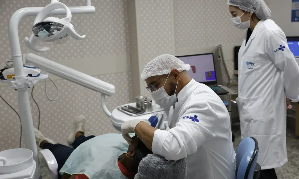 Rio de Janeiro (RJ), 24/04/2025 – Paciente é atendida por dentistas nos serviços de odontologia do Super Centro Carioca de Saúde, em Benfica. Foto: Fernando Frazão/Agência Brasil