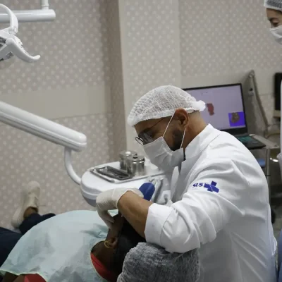 Rio de Janeiro (RJ), 24/04/2025 – Paciente é atendida por dentistas nos serviços de odontologia do Super Centro Carioca de Saúde, em Benfica. Foto: Fernando Frazão/Agência Brasil