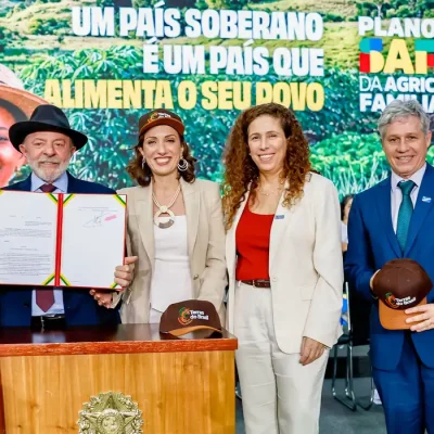Presidente da República, Luiz Inácio Lula da Silva, e ministra do Desenvolvimento Agrário e Agricultura Familiar (MDA), Fernanda Machiaveli, durante a Cerimônia de Lançamento do Plano Safra da Agricultura Familiar, no Palácio do Planalto, Brasília-DF.