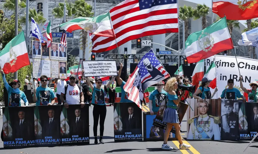 Soccer Football - FIFA World Cup 2026 - Group G - Iran v New Zealand - Los Angeles Stadium, Inglewood, California, U.S. - June 15, 2026 Banners of an Iranian political activist Reza Pahlavi and flags of the U.S. and Iran are displayed during a protest outside the stadium before the match REUTERS/Mike Blake