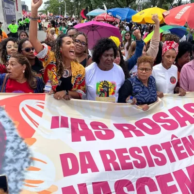 Brasília (DF), 25/11/2025 – Ministra da Igualdade Racial, Anielle Franco, ao lado da deputada Benedita da Silva, participa da Marcha de Mulheres Negras 2025. Foto: Leticia de Maceno/Instituto Marielle Franco