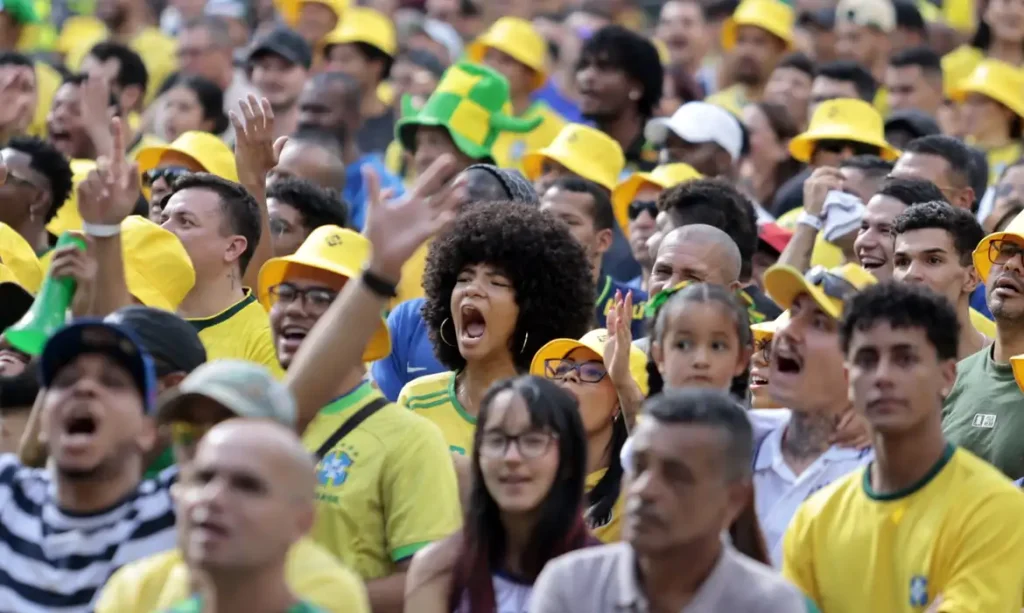 São Paulo (SP), 29/06/2026 - Torcedores assistem jogo na Fan Fest da Copa no Vale do Anhangabaú em São Paulo, para o jogo Brasil x Japão. Foto: Paulo Pinto/Agencia Brasil