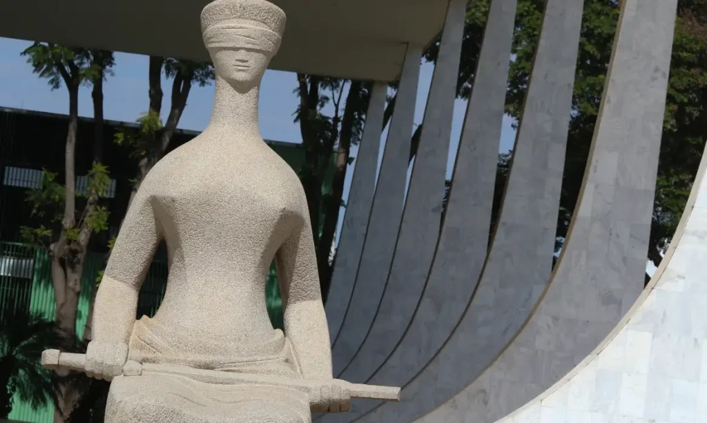 A Justiça é uma escultura localizada em frente ao prédio do Supremo Tribunal Federal, na Praça dos Três Poderes, em Brasília, no Distrito Federal