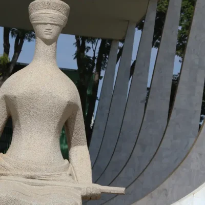 A Justiça é uma escultura localizada em frente ao prédio do Supremo Tribunal Federal, na Praça dos Três Poderes, em Brasília, no Distrito Federal