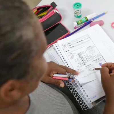 02/04/2024 - Com menor taxa de analfabetismo do país, DF é referência em educação
O Distrito Federal é a unidade da Federação com a menor taxa de analfabetismo do país (1,7%), segundo dados da Pesquisa Nacional por Amostra de Domicílios (PNAD) Contínua mais recente. Adultos sendo alfabetizados na escola. Foto: Geovana Albuquerque/Agência Brasília
