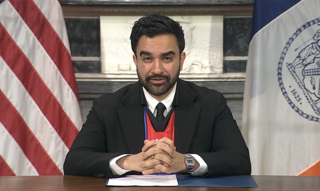 O prefeito de Nova York, Zohran Mamdani, defendeu o futebol como espaço de mobilização social e exaltou o ex-jogador brasileiro Sócrates e a Democracia Corinthiana. Frame: NYCMayor/X/Reprodução