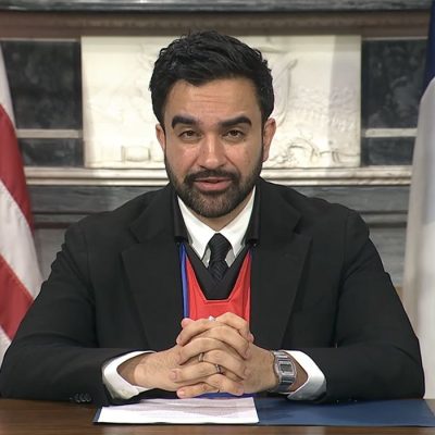 O prefeito de Nova York, Zohran Mamdani, defendeu o futebol como espaço de mobilização social e exaltou o ex-jogador brasileiro Sócrates e a Democracia Corinthiana. Frame: NYCMayor/X/Reprodução