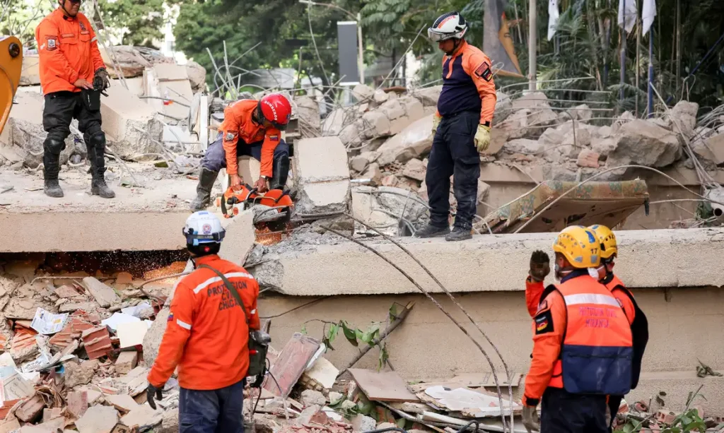 Emergency services work at the site of a collapsed building after earthquakes hit the country, in Caracas, Venezuela, June 25, 2026. REUTERS/Leonardo Fernandez Viloria