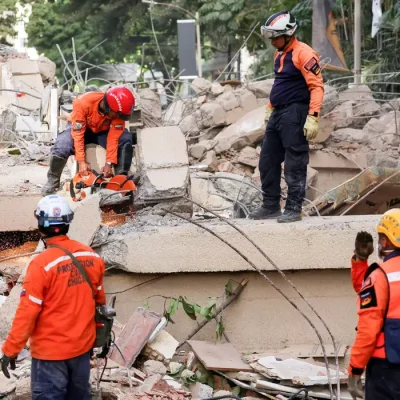 Emergency services work at the site of a collapsed building after earthquakes hit the country, in Caracas, Venezuela, June 25, 2026. REUTERS/Leonardo Fernandez Viloria