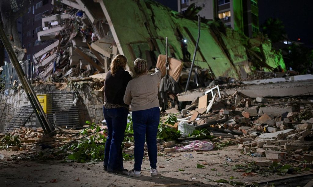 Prédio desaba em Caracas após terremoto 
  25 de junho de 2026   REUTERS/Gaby Oraa