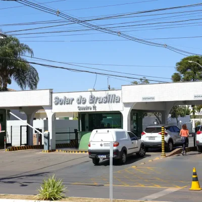 Brasília (DF) 07/08/2025 Fachada do condomínio Solar de Brasília, onde mora e cumpre prisão domiciliar o ex-presidente Jair Bolsonaro.  Foto: Fabio Rodrigues-Pozzebom/ Agência Brasil