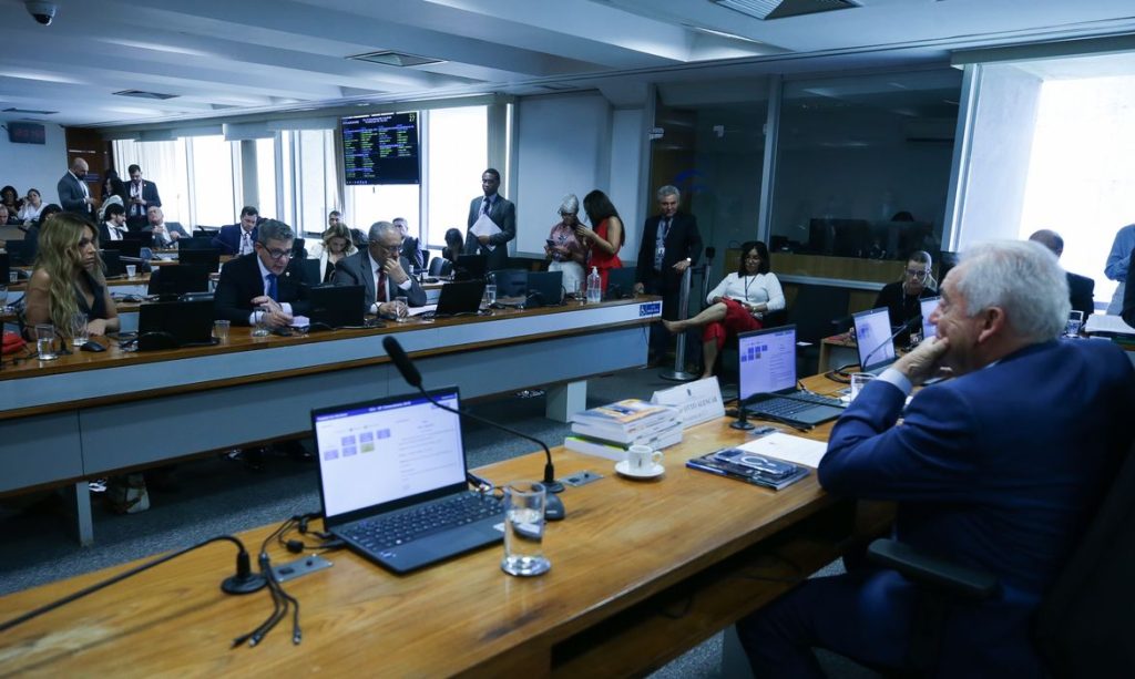 Brasília - 08/10/2025 -Reunião da CCJ do Senado que discutiu o fim da escala de trabalho 6x1. (Senador, Rogério Carvalho durante leitura do seu relatório).  Foto: Lula Marques/ Agência Brasil.