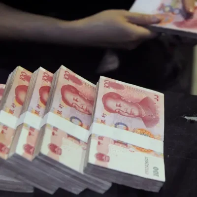 FILE PHOTO: An employee counts Chinese 100 yuan banknotes at a branch of China Merchants Bank in Hefei, Anhui province June 21, 2013. REUTERS/Stringer/File Photo