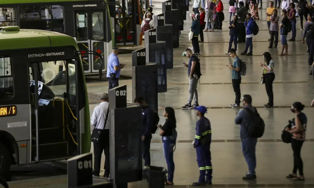 Brasília (DF), 09/08/2023 - Movimentação de passageiros e ônibus na Rodoviária do Plano Piloto. Nos dias 8 e 9 de agosto acontece, em Brasília, o 36º Seminário Nacional de Transporte Urbano, em que empresários, entidades de classe, especialistas e representantes de governo debatem as mudanças necessárias no setor. Foto: Marcelo Camargo/Agência Brasil
