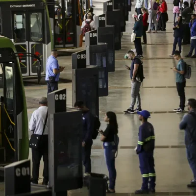 Brasília (DF), 09/08/2023 - Movimentação de passageiros e ônibus na Rodoviária do Plano Piloto. Nos dias 8 e 9 de agosto acontece, em Brasília, o 36º Seminário Nacional de Transporte Urbano, em que empresários, entidades de classe, especialistas e representantes de governo debatem as mudanças necessárias no setor. Foto: Marcelo Camargo/Agência Brasil