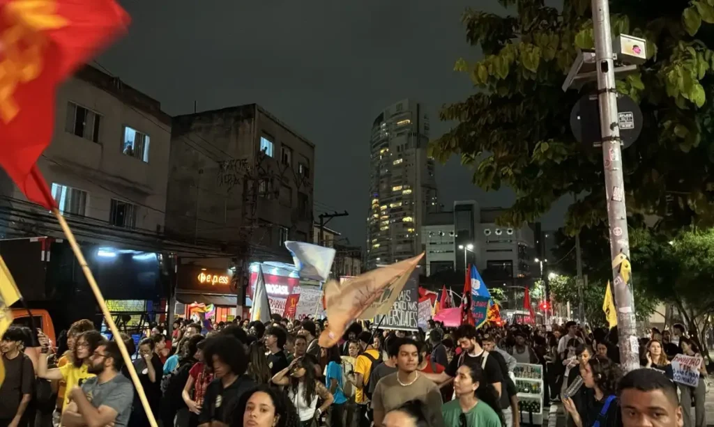 Estudantes protestam contra cortes em universidades de SP