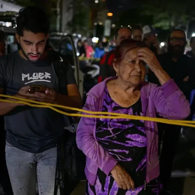 People stand at the site of a collapsed building, after an earthquake, in Caracas, Venezuela, June 25, 2026. REUTERS/Gaby Oraa