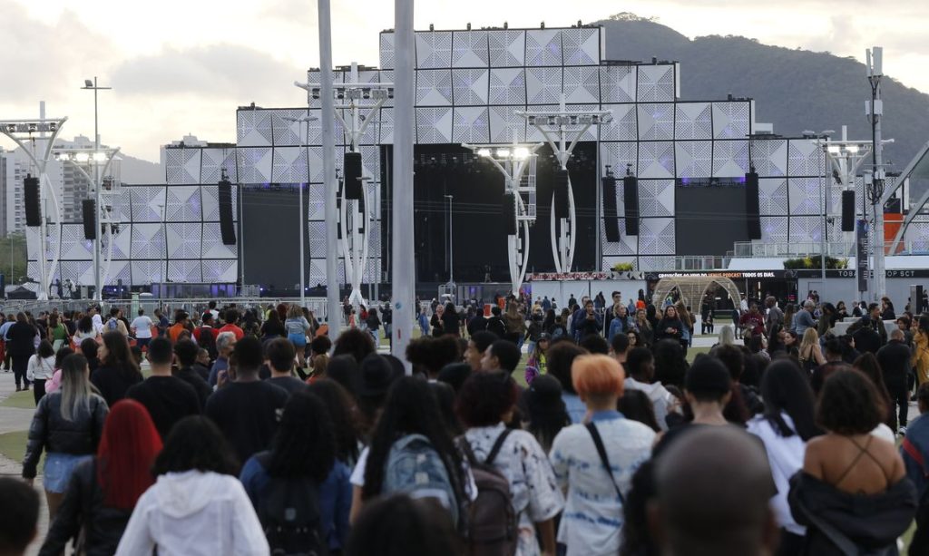 Público no evento teste do Rock in Rio 2022 na Cidade do Rock, montada no Parque Olímpico, Barra da Tijuca.