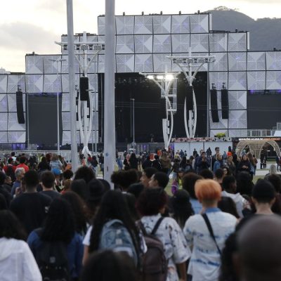 Público no evento teste do Rock in Rio 2022 na Cidade do Rock, montada no Parque Olímpico, Barra da Tijuca.