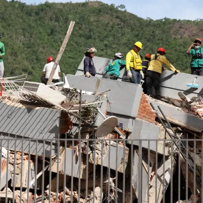 People search for casualties amid the rubble of a collapsed building in the aftermath of earthquakes in Caracas, Venezuela, June 25, 2026. REUTERS/Leonardo Fernandez Viloria