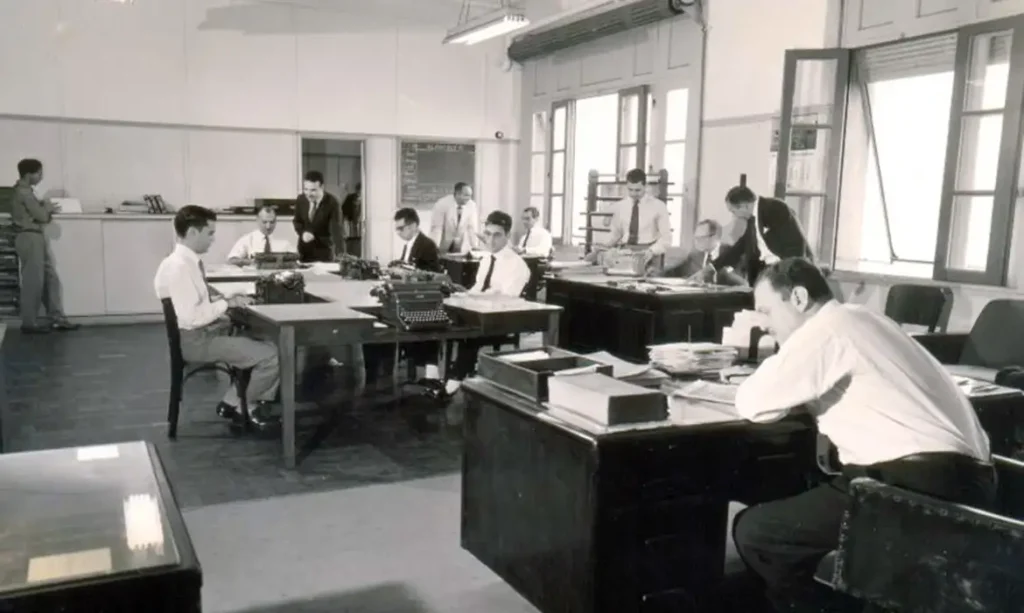 Redação de Radiojornalismo da Rádio Nacional no Edifício À Noite por ocasião do vigésimo aniversário da emissora em agosto de 1956. Fonte: Acervo da Rádio Nacional