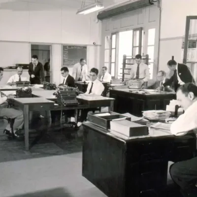 Redação de Radiojornalismo da Rádio Nacional no Edifício À Noite por ocasião do vigésimo aniversário da emissora em agosto de 1956. Fonte: Acervo da Rádio Nacional
