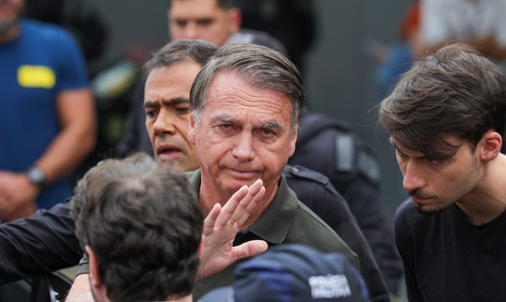 Brasília (DF) 14/09/2025 O ex-presidente Jair Bolsonaro, acompanhado de seu filho, Jair Renan, deixa hospital sob forte esquema de segurança, após passar por procedimentos. Foto: Fabio Rodrigues-Pozzebom/ Agência Brasil
