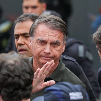 Brasília (DF) 14/09/2025 O ex-presidente Jair Bolsonaro, acompanhado de seu filho, Jair Renan, deixa hospital sob forte esquema de segurança, após passar por procedimentos. Foto: Fabio Rodrigues-Pozzebom/ Agência Brasil