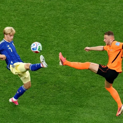 Soccer Football - FIFA World Cup 2026 - Group F - Netherlands v Sweden - Houston Stadium, Houston, Texas, U.S. - June 20, 2026
Sweden's Lucas Bergvall in action with Netherlands' Teun Koopmeiners REUTERS/Pedro Nunes
