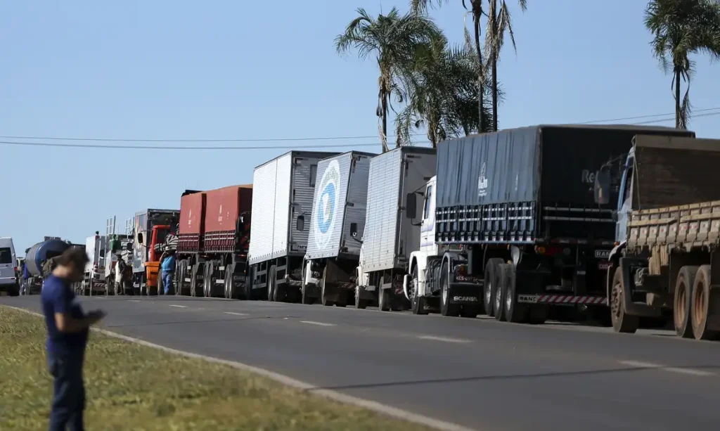 Caminhoneiros fazem protesto contra a alta no preço dos combustíveis na BR-040, próximo a Brasília.