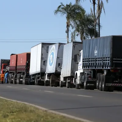 Caminhoneiros fazem protesto contra a alta no preço dos combustíveis na BR-040, próximo a Brasília.