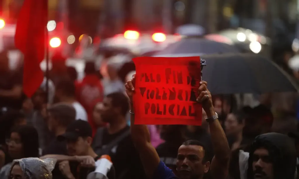 São Paulo (SP), 05/12/2024 -ato contra violência policial, concentração em frente ao teatro municipal de são paulo, praça Ramos de Azevedo . Foto: Paulo Pinto/Agência Brasil