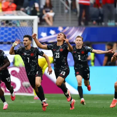Stephen Eustaquio comemora com seus companheiros de equipe após marcar o gol da vitória do Canadá contra a África do Sul 
28 de junho de 2026
REUTERS/Matthew Childs
