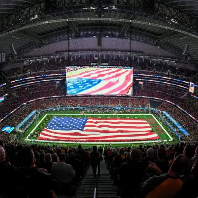 Vista do campo, da bandeira dos EUA e dos torcedores durante a execução do hino nacional antes de jogo no AT&T Stadium 
29 de dezembro de 2023 
Jerome Miron-USA TODAY Sports