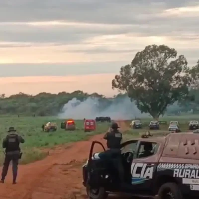 Polícias estaduais chegaram à retomada Tapykora Korá logo cedo, neste domingo (26), após uma madrugada com jagunços atacando os Kaiowá e Guarani. Frame: Vídeo Aty Guasu/Reprodução
