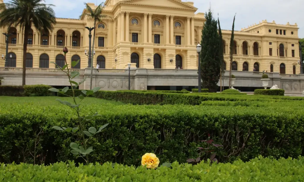 Fachada e jardim do Museu do Ipiranga.
