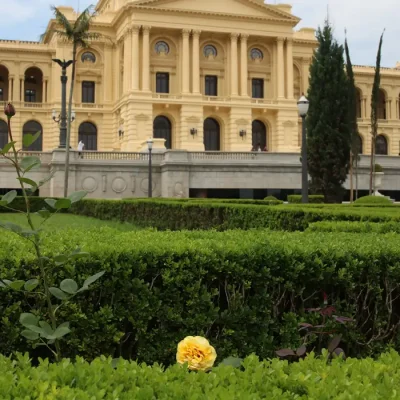 Fachada e jardim do Museu do Ipiranga.
