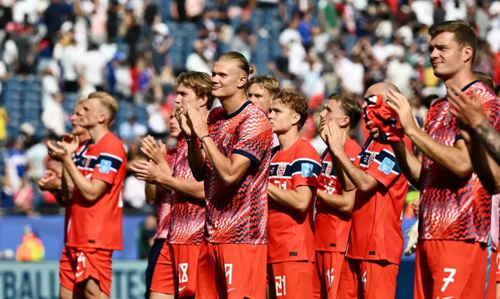 Soccer Football - FIFA World Cup 2026 - Group I - Norway v France - Boston Stadium, Foxborough, Massachusetts, U.S. - June 26, 2026 Norway's Erling Haaland, Kristian Thorstvedt, Andreas Schjelderup and Alexander Sorloth applaud fans after the match REUTERS/Dylan Martinez