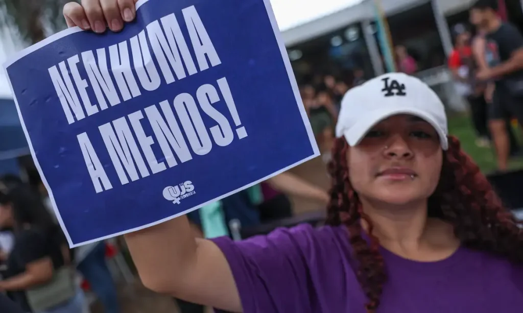 Brasília (DF), 07/12/2025 - O Levante Mulheres Vivas realiza ato na área central de Brasília para denunciar o feminicídio e todas as formas de violência contra mulheres.
 Foto: Marcelo Camargo/Agência Brasil