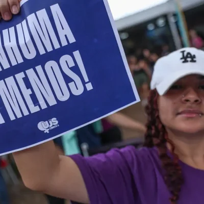 Brasília (DF), 07/12/2025 - O Levante Mulheres Vivas realiza ato na área central de Brasília para denunciar o feminicídio e todas as formas de violência contra mulheres.
 Foto: Marcelo Camargo/Agência Brasil