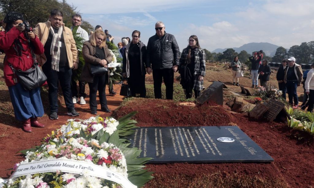 São Paulo (SP), 26/06/2026. - Cerimônia de Sepultamento de Grenaldo de Jesus Silva, no cemitério Dom Bosco em Perus.  Ato integra ações de memória, verdade e reparação conduzidas pela Comissão Especial sobre Mortos e Desaparecidos Políticos e pelo Ministério dos Direitos Humanos e da Cidadania. Foto: Paulo Pinto/Agencia Brasil
