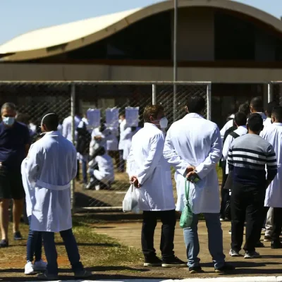 Médicos chegam ao local de prova para a segunda etapa do Exame Nacional de Revalidação de Diplomas Médicos Expedidos por Instituição de Educação Superior Estrangeira (Revalida) 2020, em Brasília.