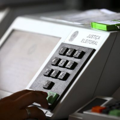 Técnicos do TRE-DF realizam a conferência e a lacração de urnas eletrônicas para o 1º turno das Eleições 2022.